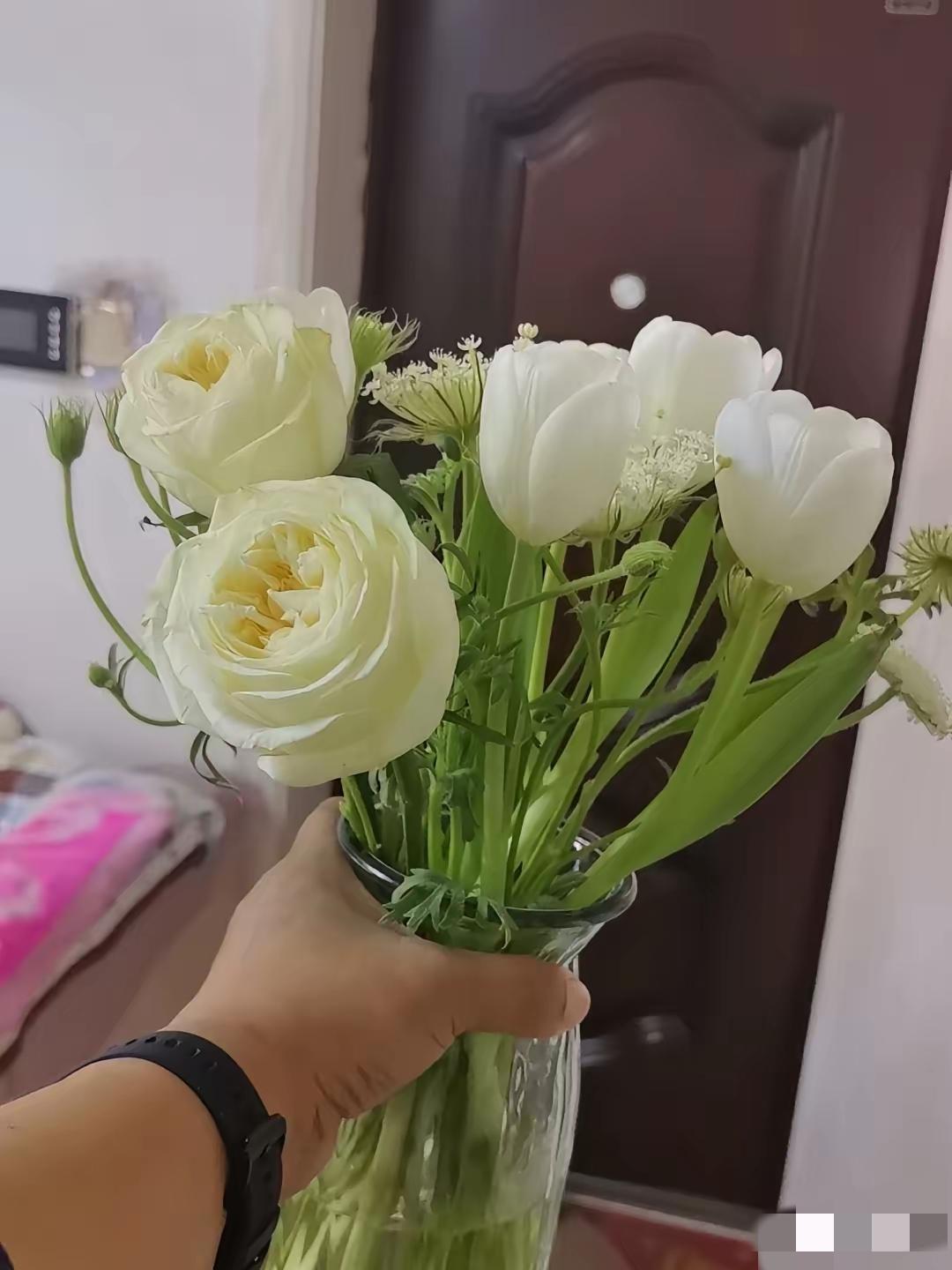 夫妻千万别长期分开，再难也要守在一起夫妻之间，真的尽量不要分开生活。年轻是