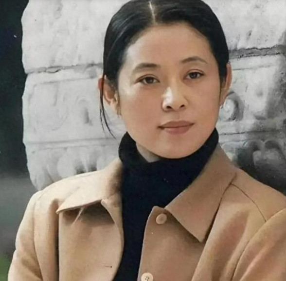1999年的一个深夜，倪萍主持完节目后径直去了冯小刚家。一进门，她“扑通”一声给