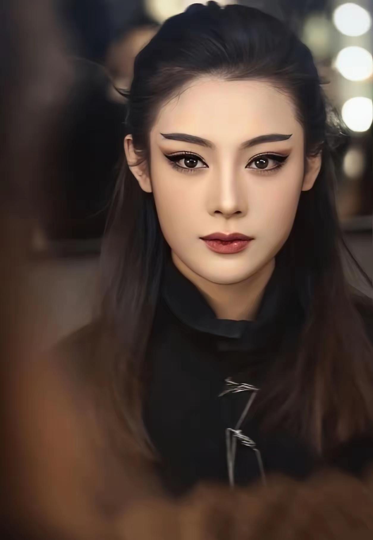 陈丽君靠综艺爆红身价暴涨，为啥还赖在体制内的剧团啃老底？她本是浙江小百花越剧院的