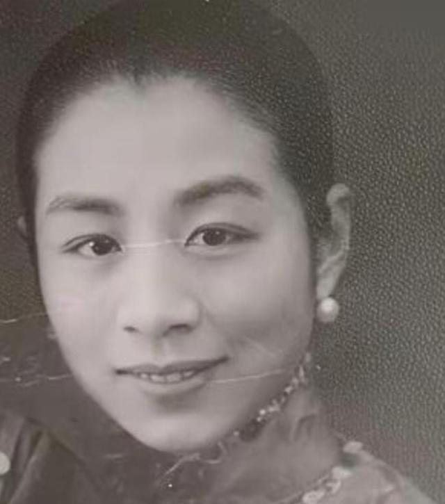 1947年，57岁北交大校长张福运，趁妻子熟睡，悄悄来到17岁养女房间。不久后养