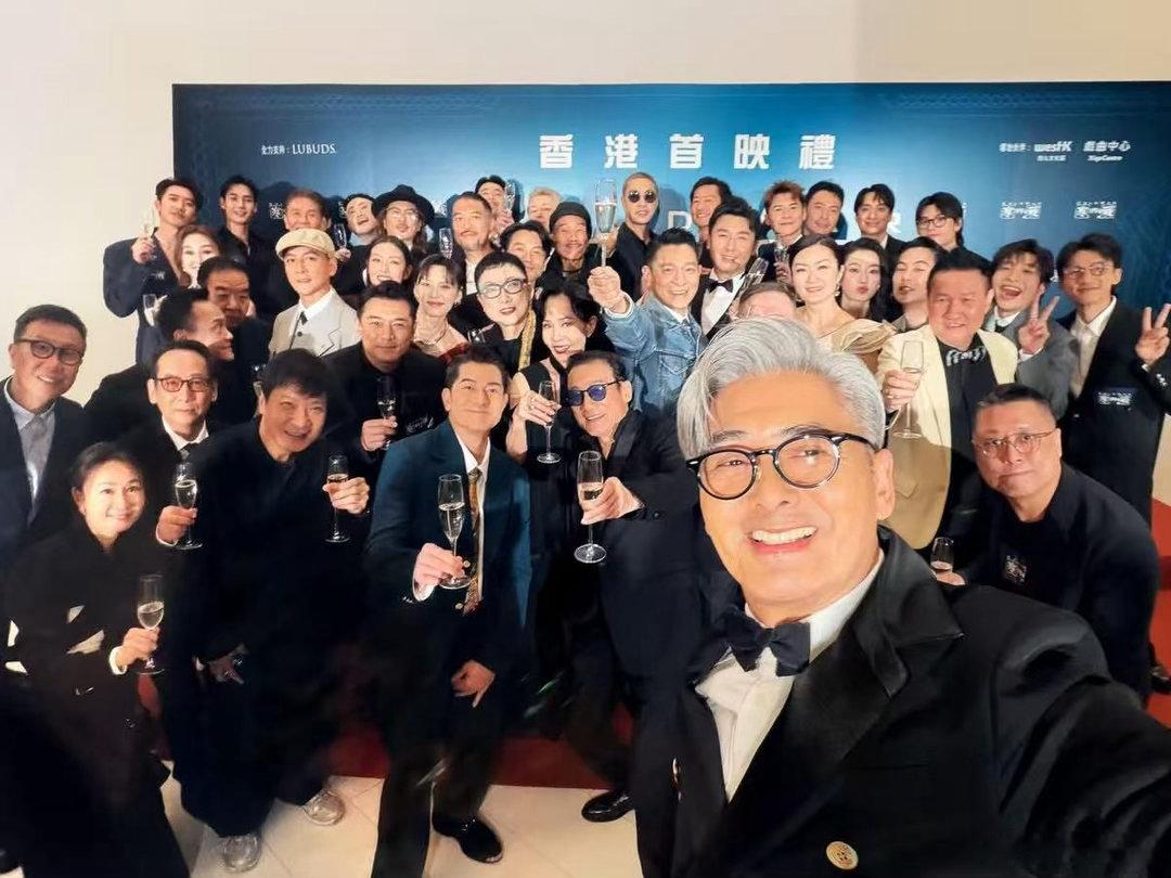 《寒战1994》香港首映礼大合照，全员到齐导演梁乐民，周润发、郭富城、梁家辉、刘