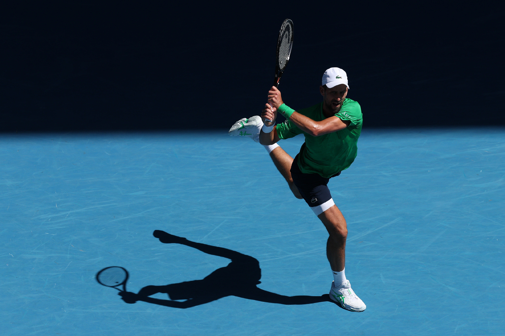 德约戳穿儿子小伎俩连德约都逃不过被娃“套路”！刚拿下澳网第101胜，德约科维奇在