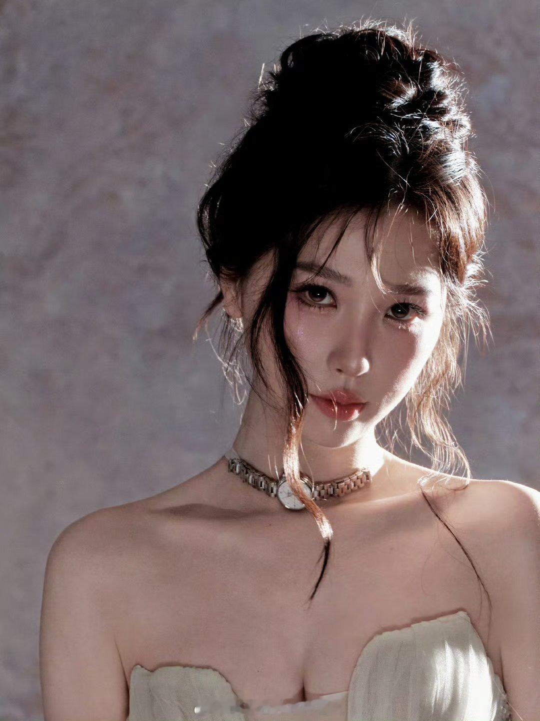 虞书欣手表项链此女美的很～