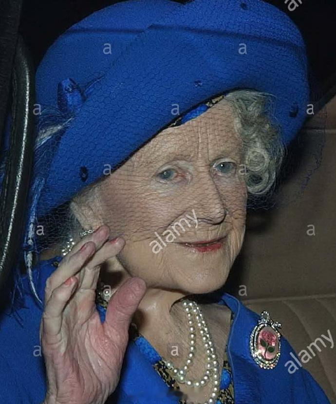 英女王伊莉莎白二世玫瑰胸针，也称“百岁胸针”这是她在2000年委托珠宝商G.