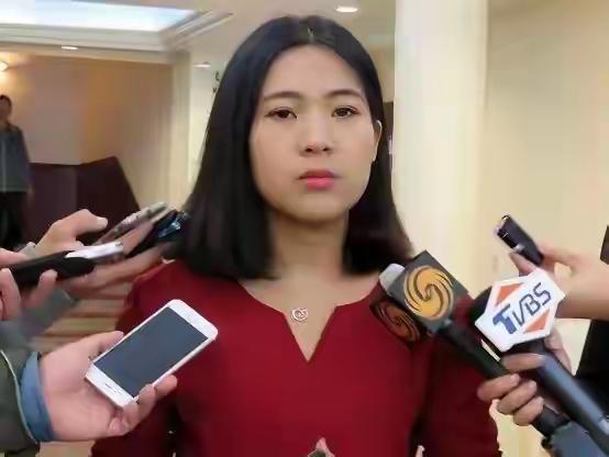 徐巧芯；要求在野党必须参与民进党军购计划中，要知道全台湾的钱是怎么化出去的？要