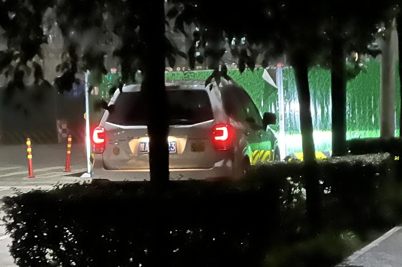 这条路两侧，晚上8点以后可以免费停车，也是我每天晚上徒步的地方。发现一个奇怪的现