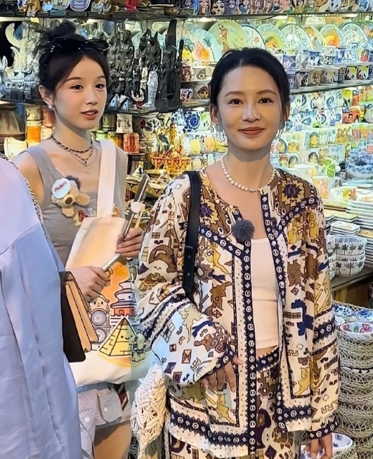 网友在国外看到了李沁，本人比电视好看。