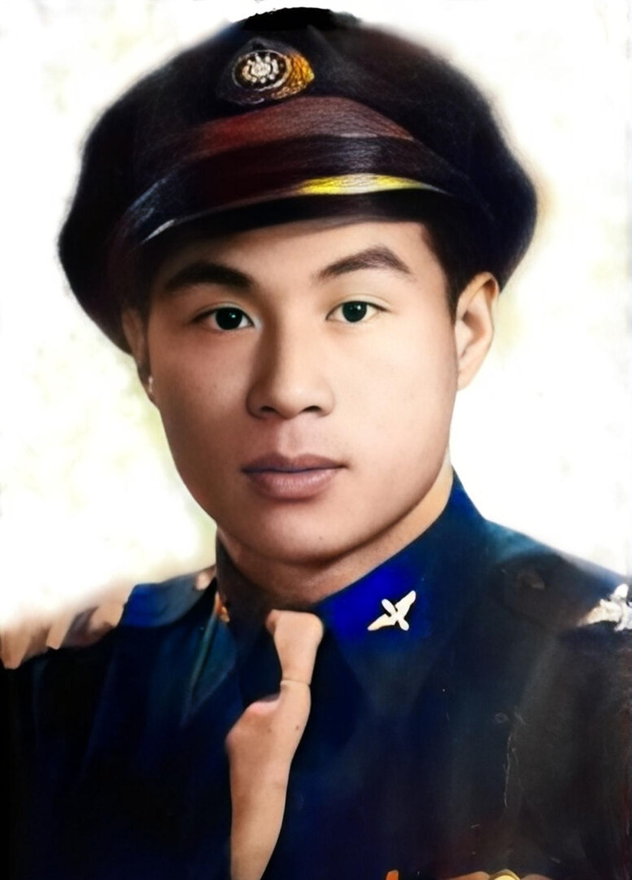 1983年，一位老人正弯腰往炉膛添柴烧水，身上的空军拉练裤，引起了县领导的注意：