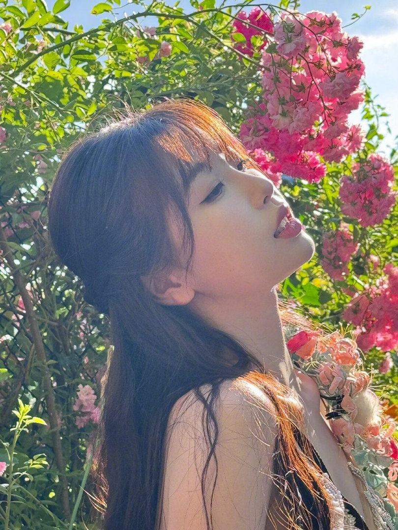 花瓣雨里的虞书欣花瓣雨里的她确实很动人，粉色花瓣飘落的时候她笑得很开心。那种被