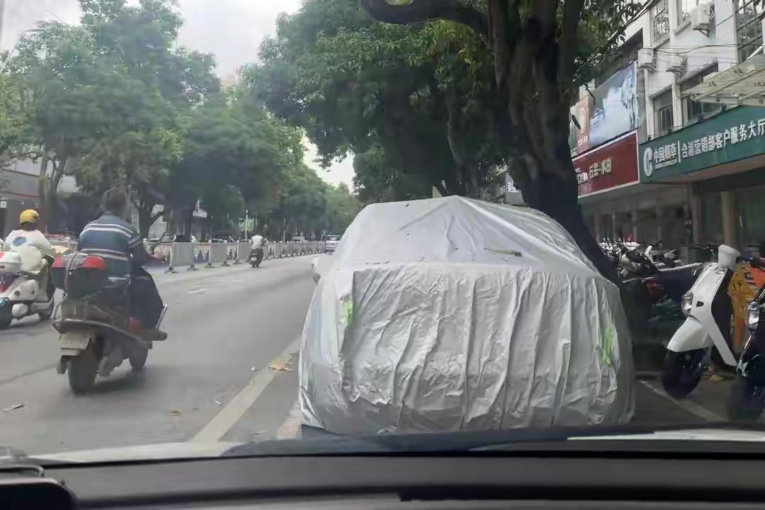 朋友前天跟我说要把车卖了。我问开了多久，她说三个月。我说亏多少，她说五万。我说那