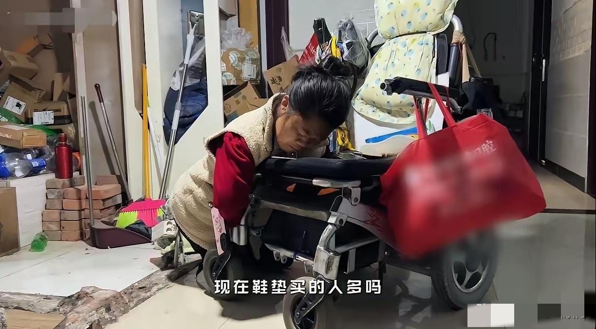 重庆，袁家岗天桥，36岁手脚残疾的女子正在摆摊用嘴缝鞋垫，一男子用50元买了一双