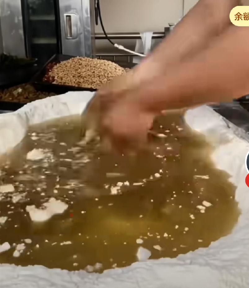 女子晒自己手工制作月饼的视频，她把整桶油倒在面粉上，然后用油开始和面，原来