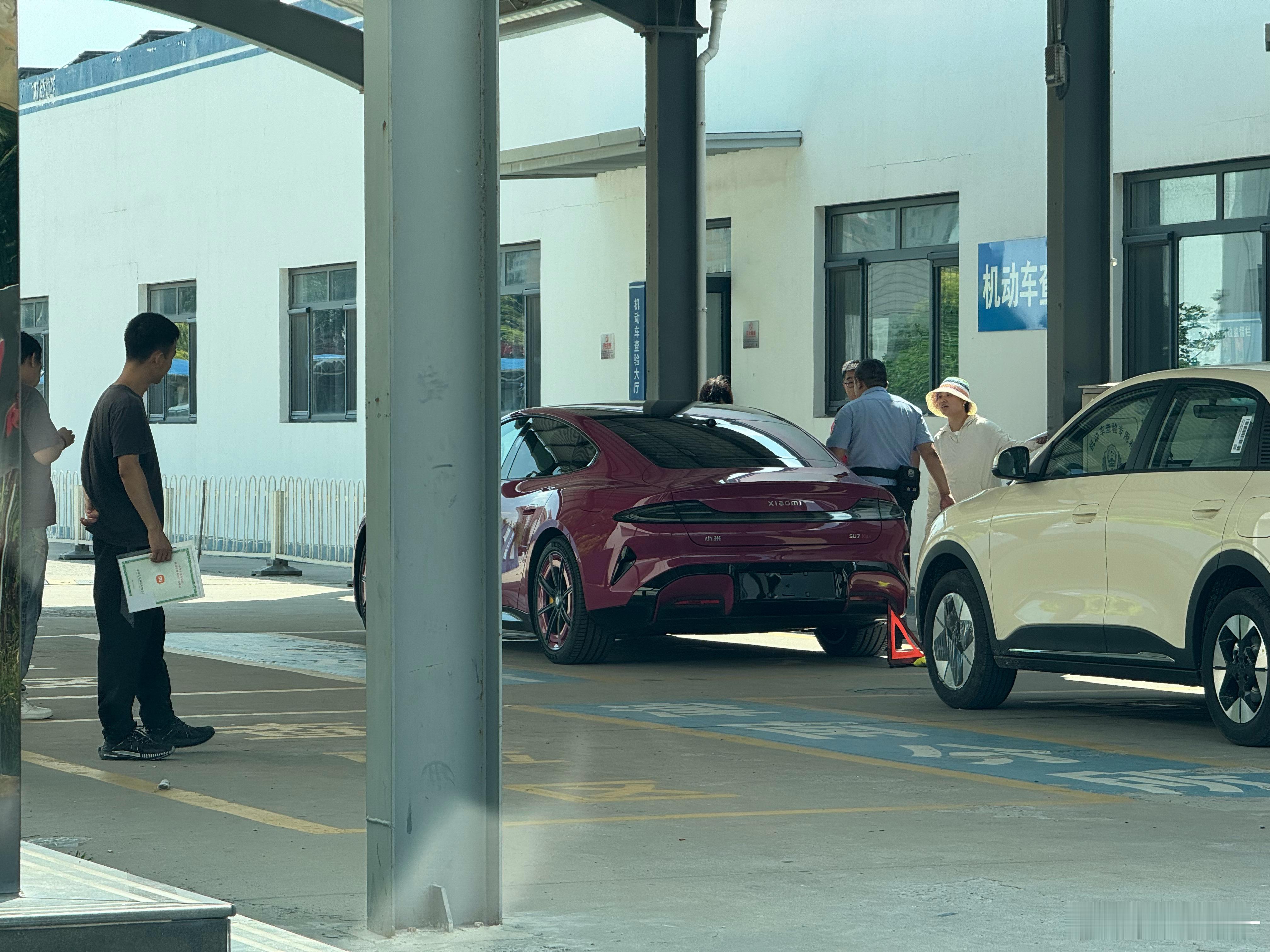 来给YU7上牌5台车3个小米也是巧了碳纤方向盘你们选上吧手感很好老