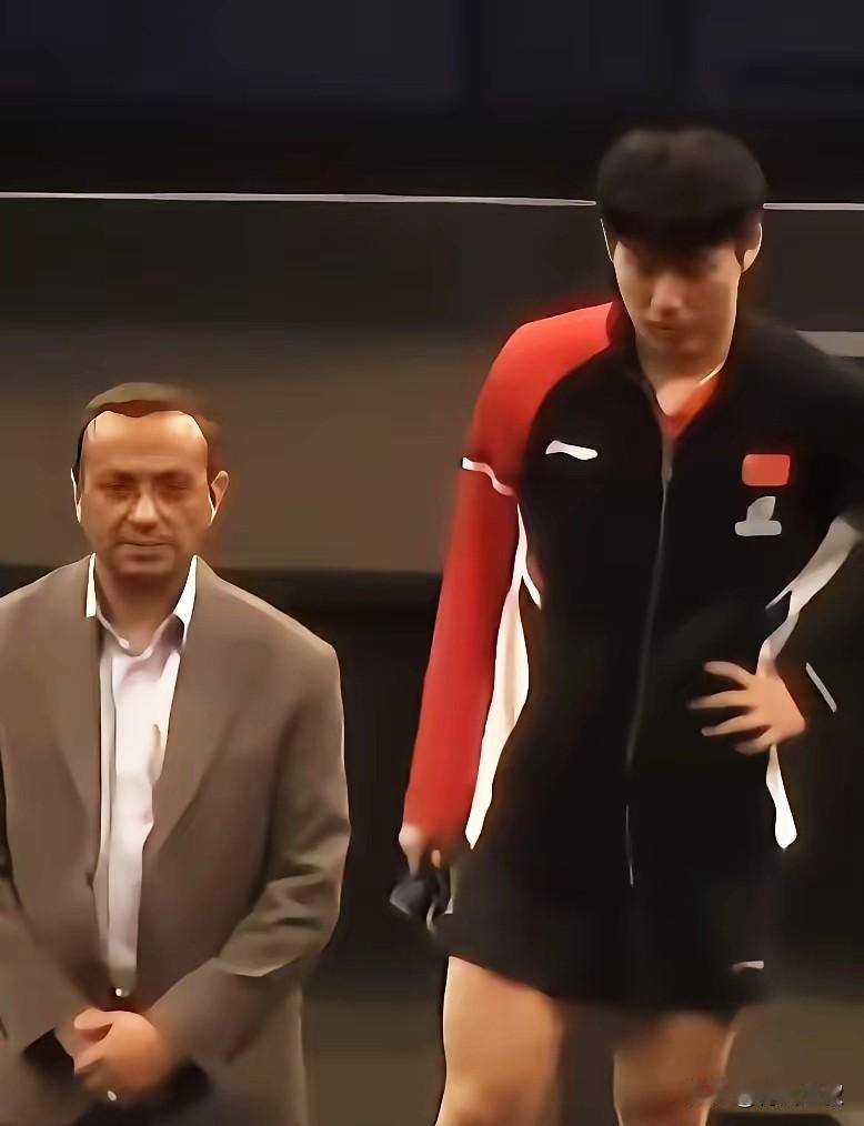 温瑞博2:4输给了周启豪，走上领奖台的时候，有些失落！18岁的孩子，还不太