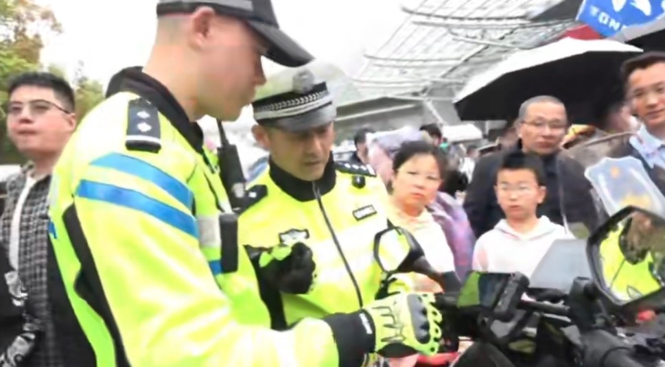 苏超开幕式常州铁骑成打卡点常州交警为苏超开幕保驾护航本来是来看比赛的，结果被常州