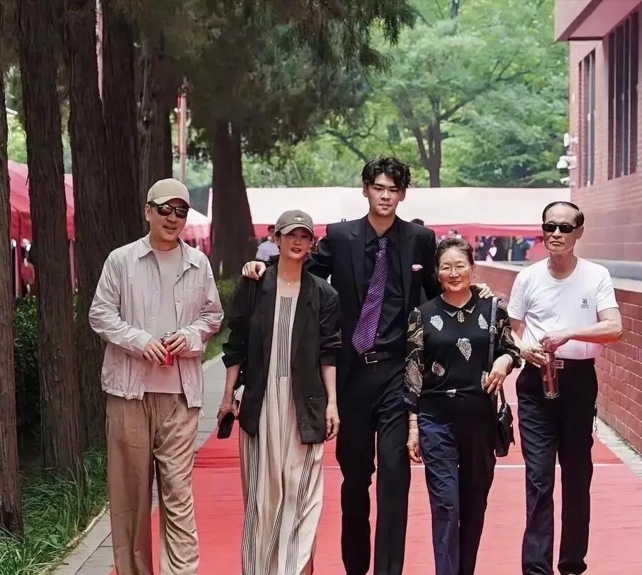 6月18日，蒋勤勤和陈建斌一家五口亮相人大附中国际部，参加大儿子老虎的高中毕业典