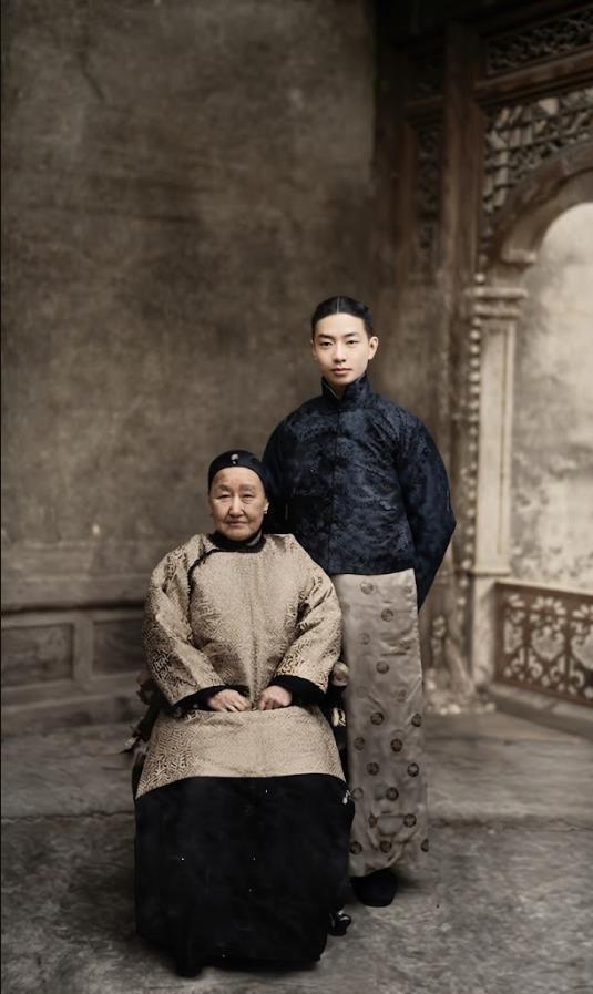 1919年，北京。梅兰芳与祖母陈太君的合影，这是为了庆祝梅兰芳的祖母陈太君八十大