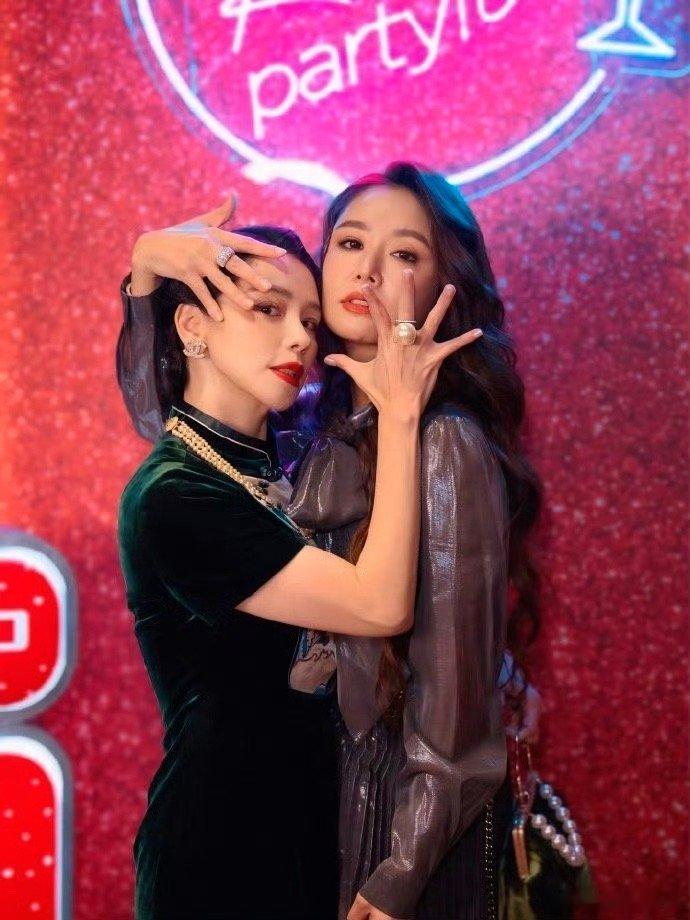 林心如晒50岁庆生照第一次发现林心如颧骨好高，有人说颧骨高的人不好相处～