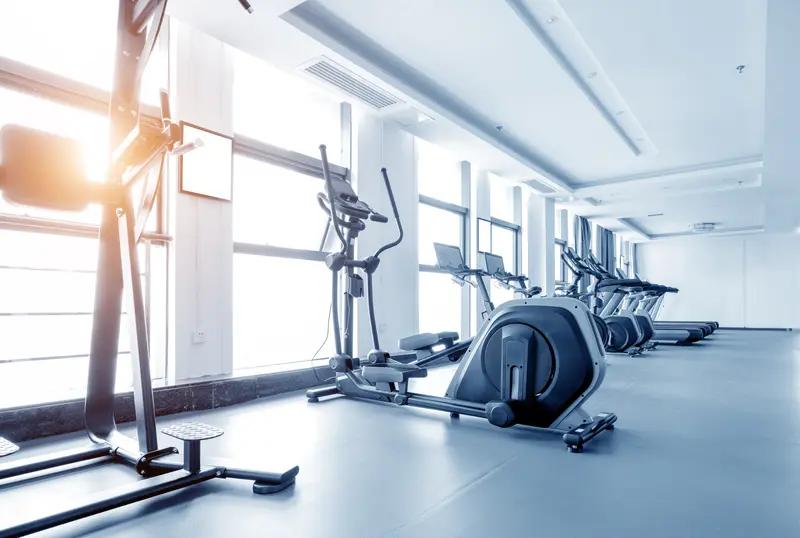 坚持健身锻炼真的会让人年轻！我身边就有个例子，我朋友以前熬夜、不运动，整个人状态