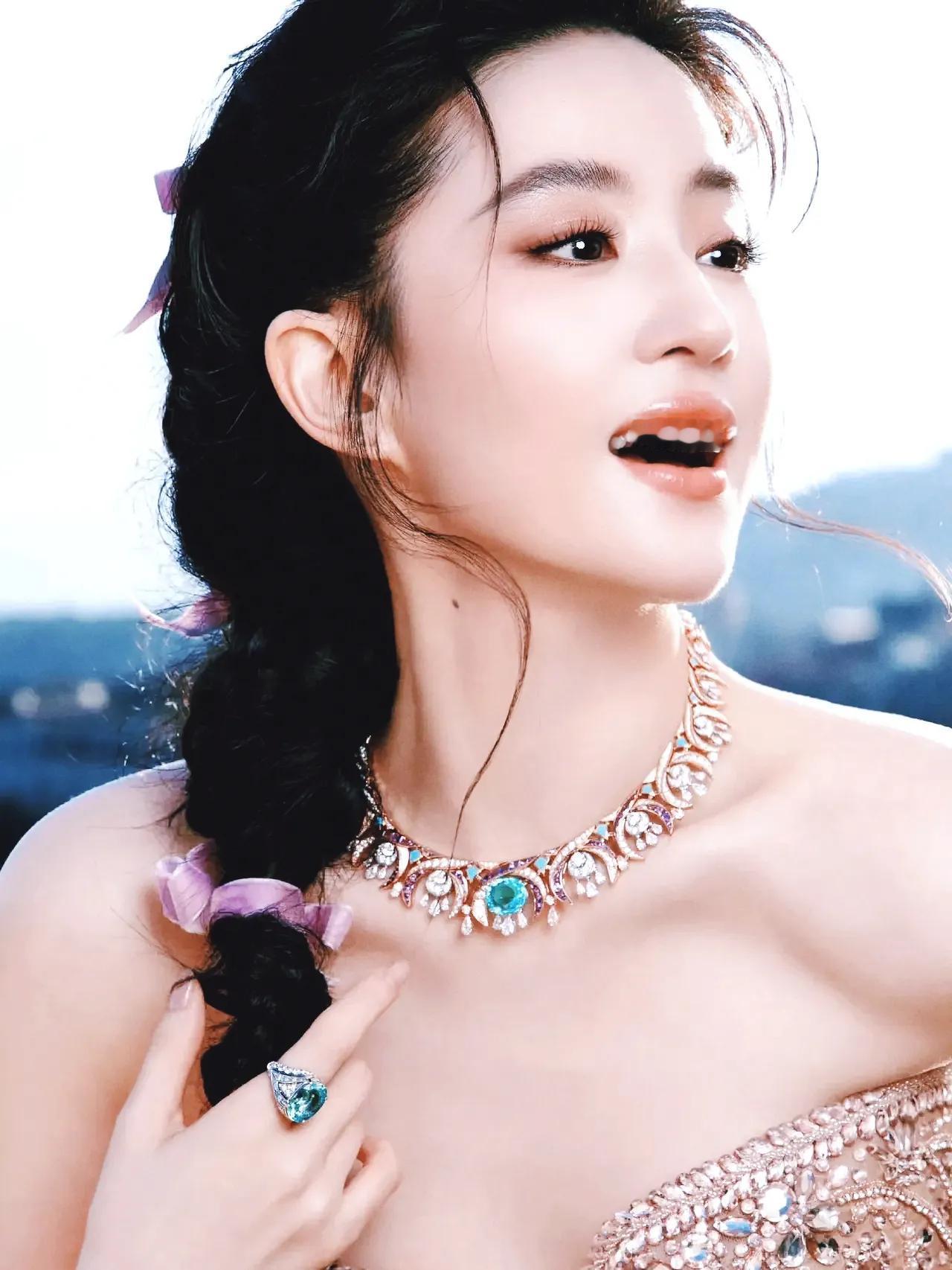 @刘亦菲最新～应邀出席BVLGARI宝格丽POLYCHROMA高级珠宝展，见证