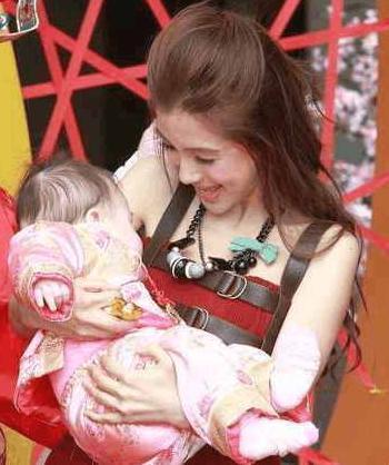 baby儿子小海绵照片 小海绵眼睛像baby baby宝宝小海绵照片(2)