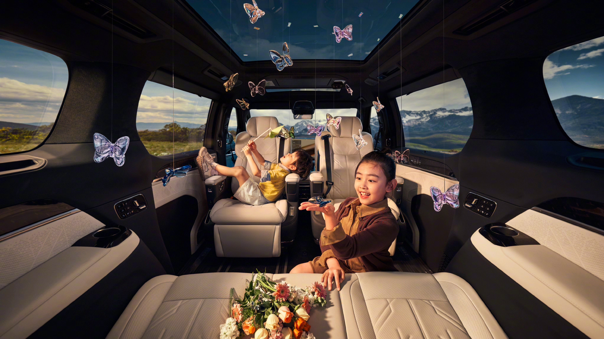 在北京车展极氪展台，焕新极氪009今天正式发布了。作为纯电旗舰MPV，这次新增了