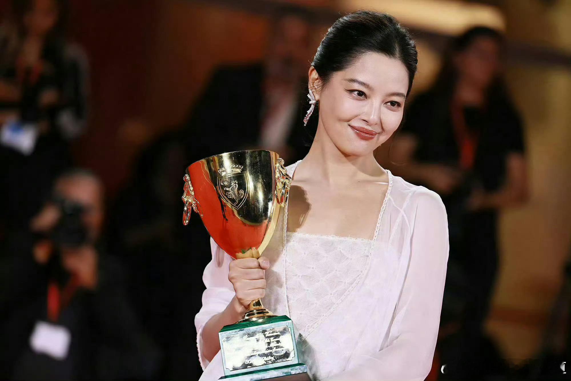 辛芷蕾威尼斯影后哇塞，恭喜辛芷蕾飞升了，这姐就这么不声不响的干了件大事，而且她居