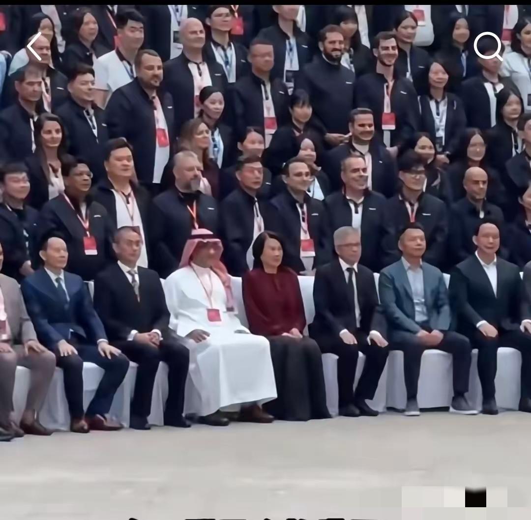 谁还说女性在商业圈得“藏着掖着”？看格力第五届海外经销商大会那幕，董明珠直接把“