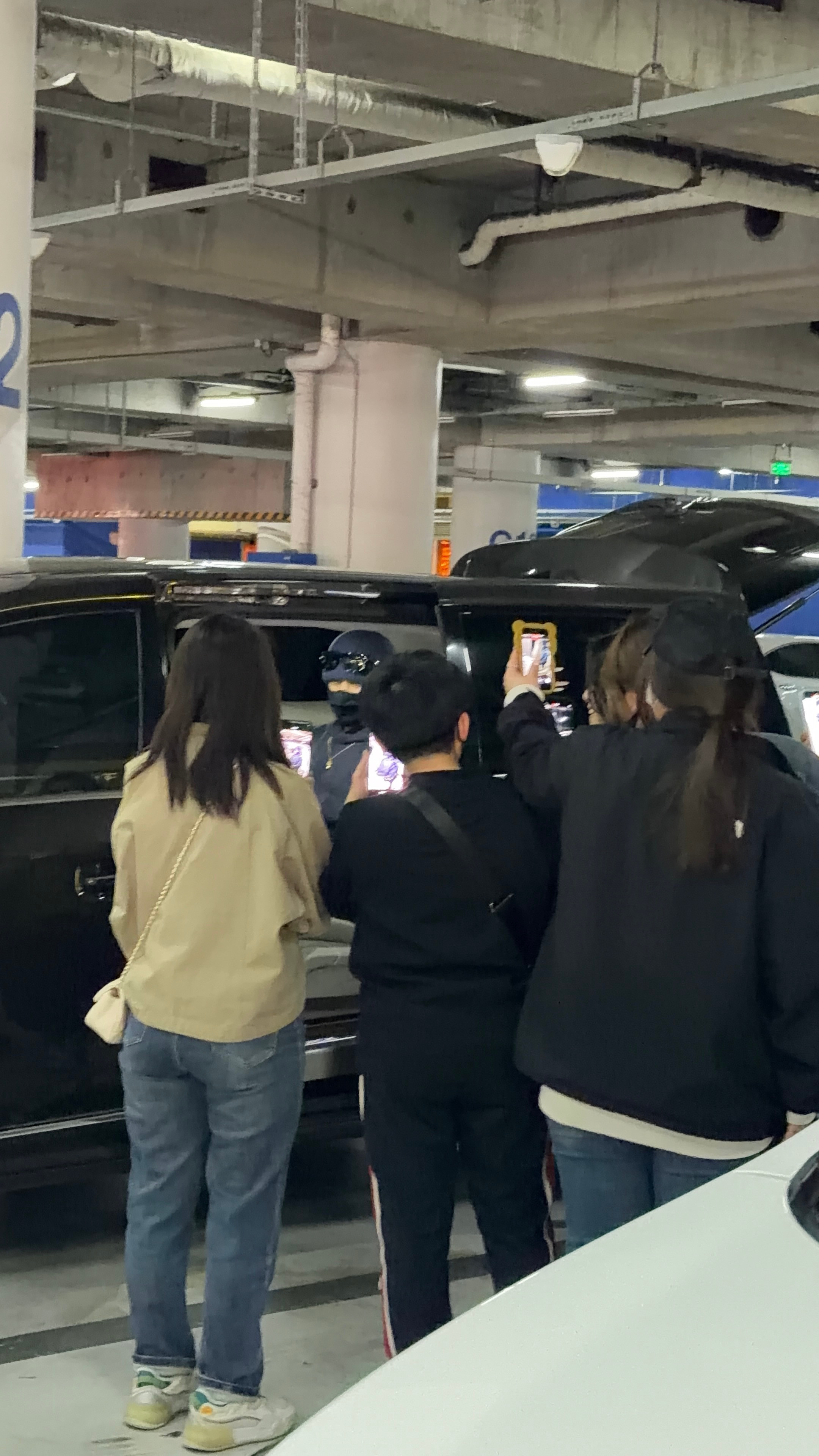 好多人在拍，我也跟着拍了……所以这是哪位大明星啊？