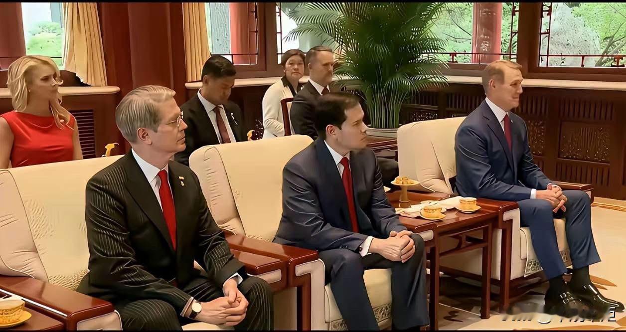 这次美方代表团在会客厅全员正襟危坐，这一幕意味深长。那个习惯在他国面前跷着二郎腿