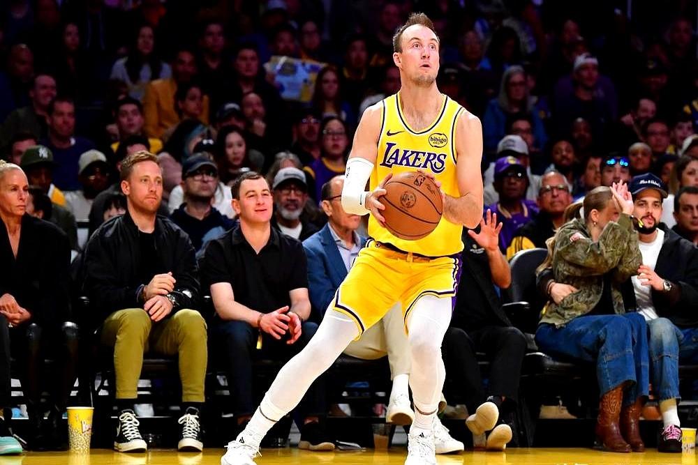 别光看肯纳德来湖人后，三分命中率干到50%，真正的头疼事，夏天才刚开始。交易