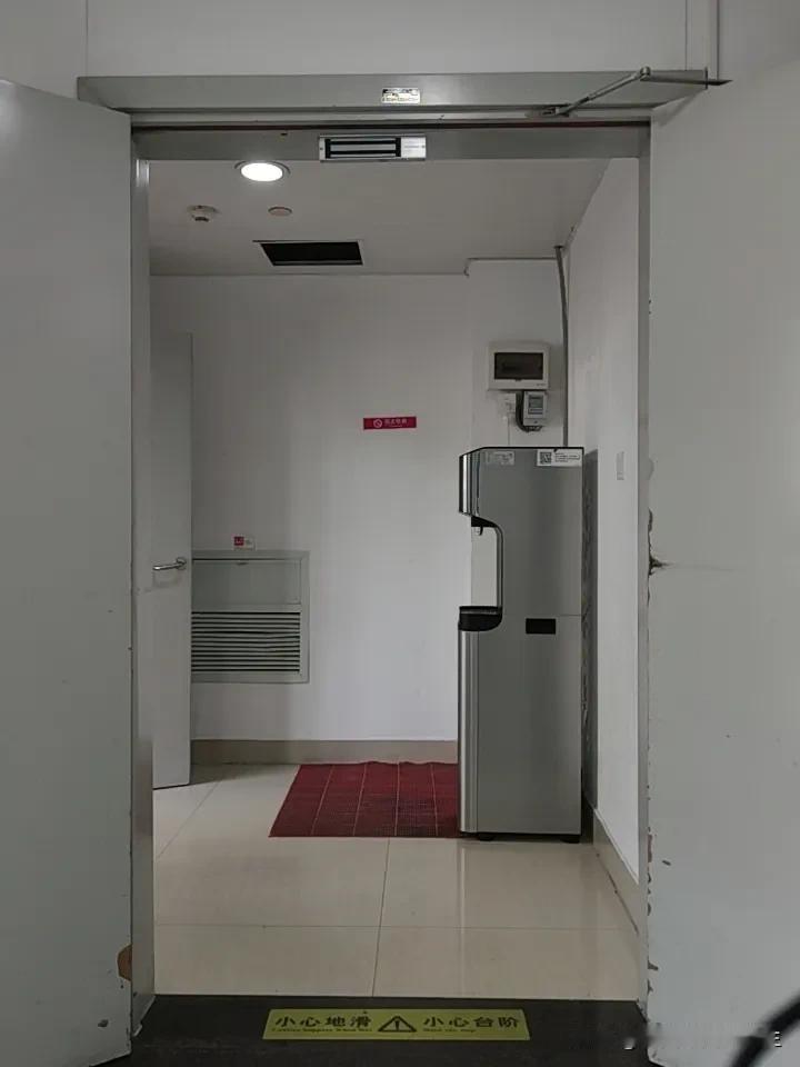 准备做个白内障手术今天亲戚到医院咨询，准备做个白内障手术，右眼只有0.5，符合