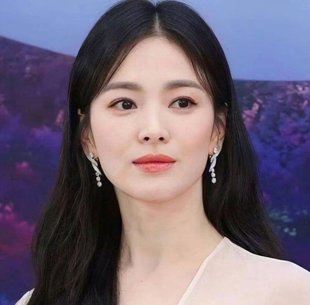 宋慧乔长发现身惊艳众人短发御姐三天变长发女神，宋慧乔“冻龄”回归引热议。近日，