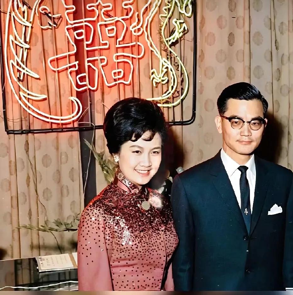 1964年，28岁的连战和21岁的方瑀订婚宴上的一幕，连战是世家公子，青年才俊，