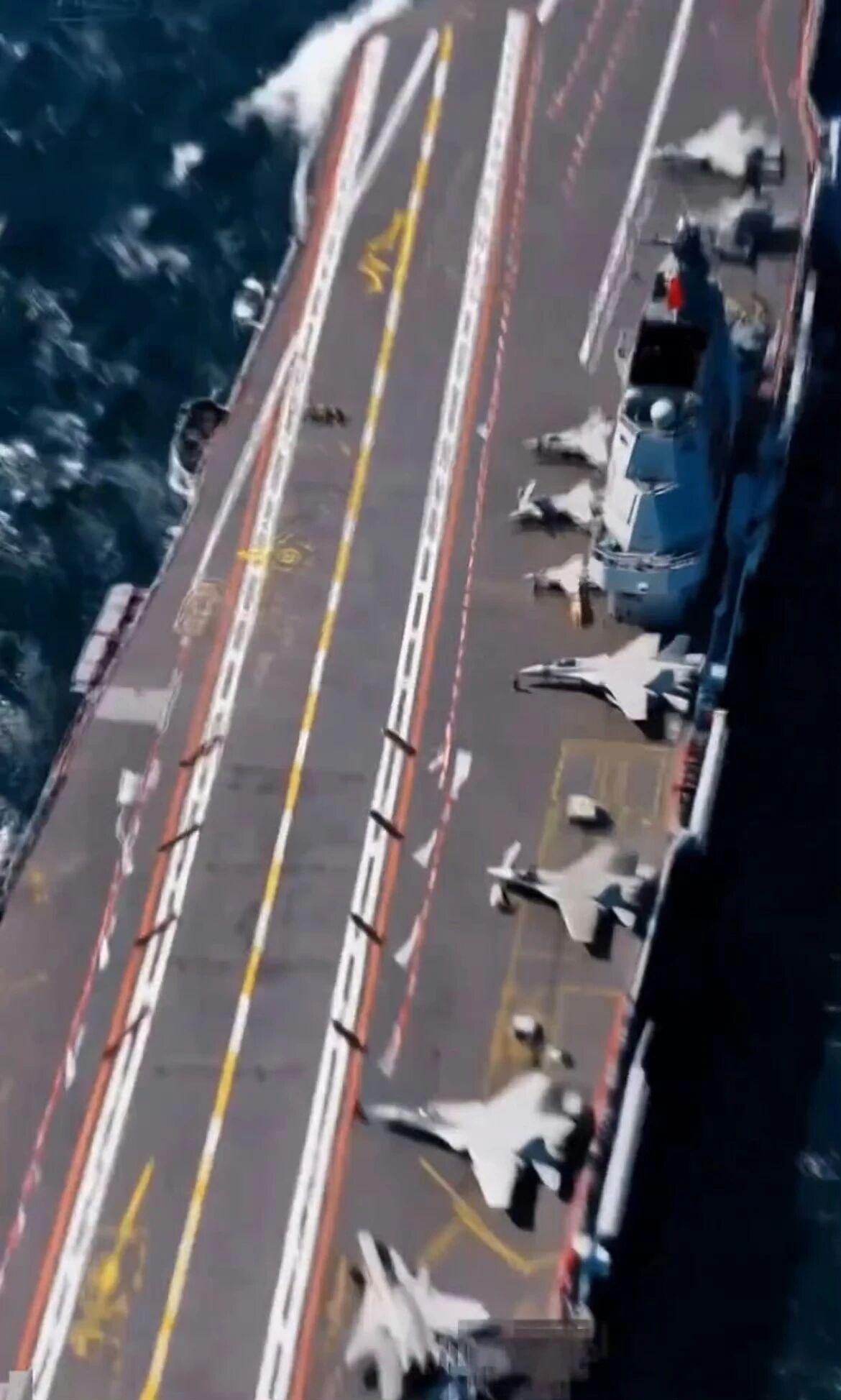 福建舰甲板又出现新的飞机了，还看不清具体是什么飞机。应该是参与全甲板作业能力的