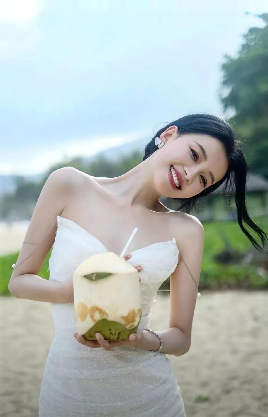 家人们谁懂啊！孙怡这组海边时尚大片直接美到我心巴上！那双逆天大长腿，又细又直，仿