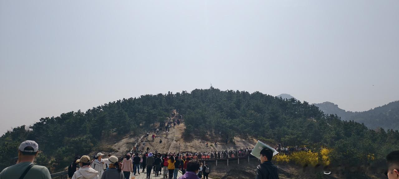 别在那儿自我感动式加班了，你那是廉价劳动，不是职业前途！今天下班在门口瞧见个