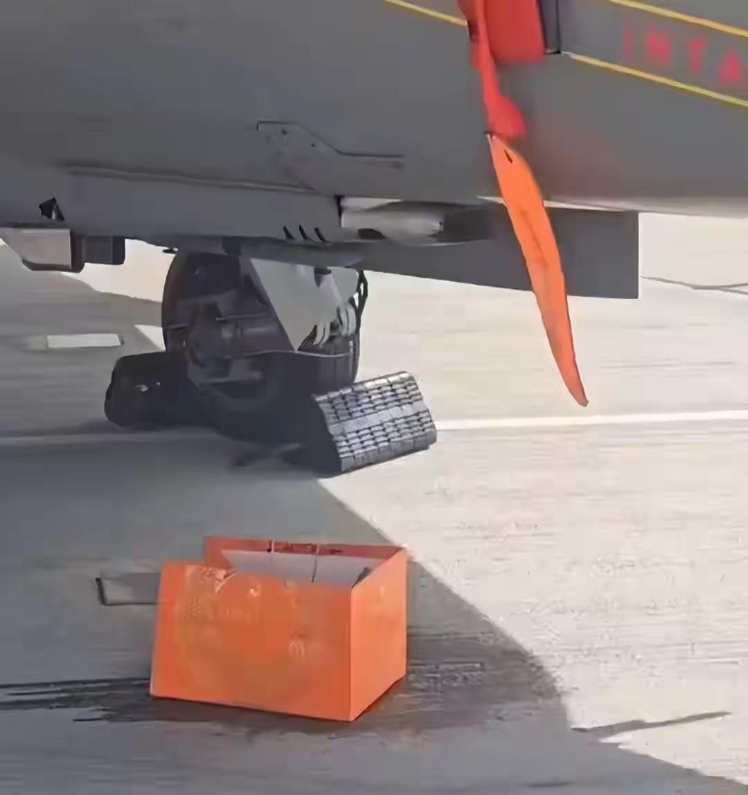 “光辉”战机从疑似漏油到飞行表演坠毁飞行员遇难，印度人有印度人的倔强。11月7