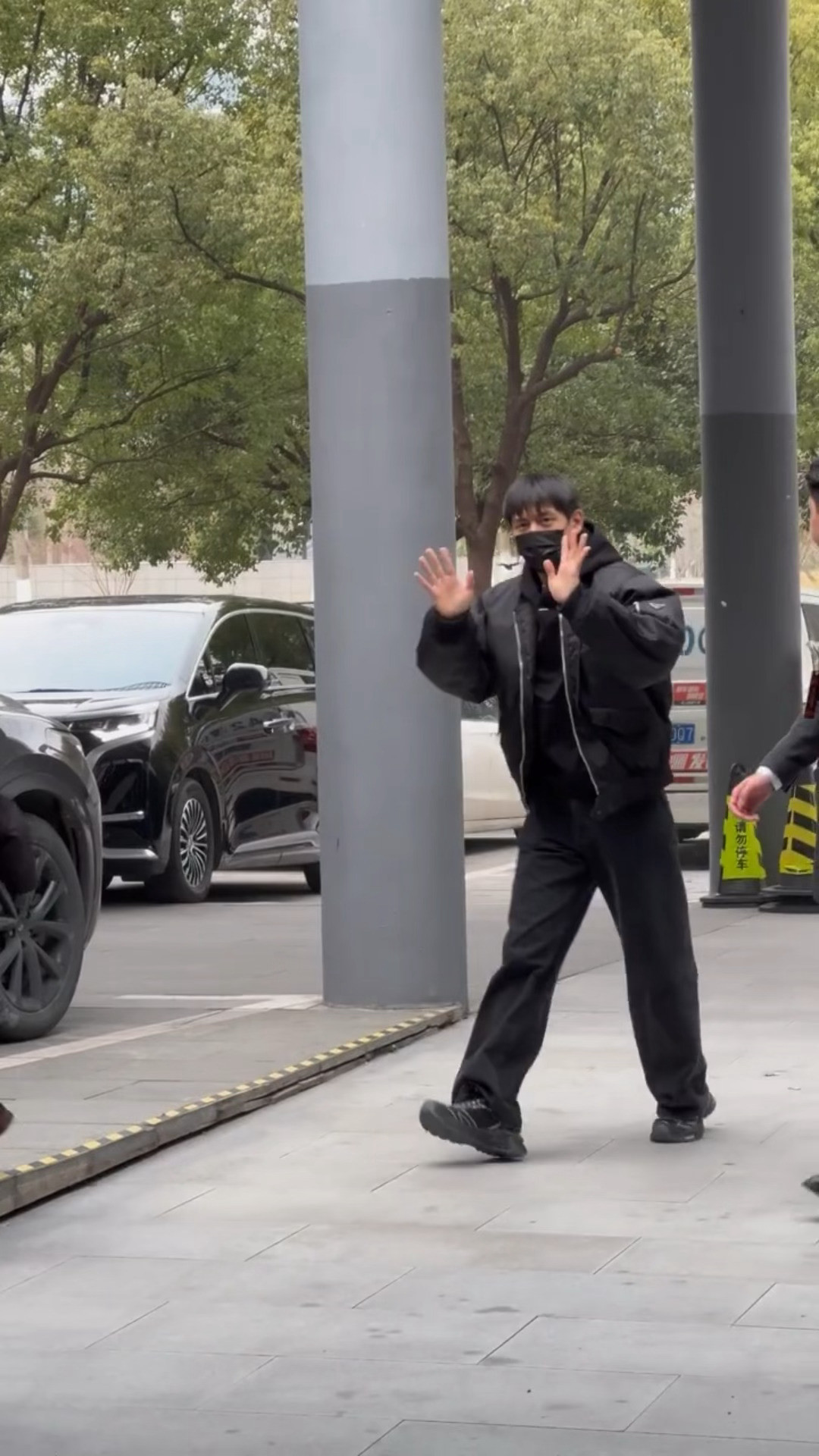 哈哈哈哈哈这个李现去阿里被拍的反应！先是招手鞠躬打招呼一套小连招，然后略显疑惑地