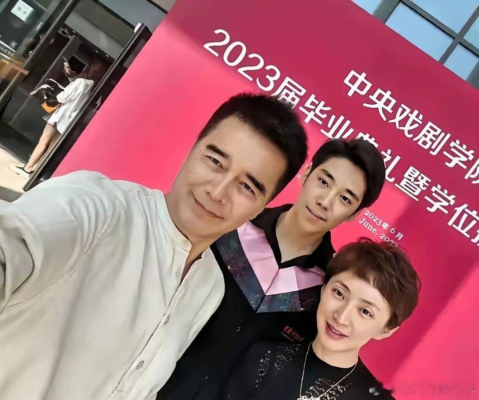 许亚军说，我儿子许何是从中央戏剧学院毕业的，他现在也签了公司，开始拍戏了。他毕业