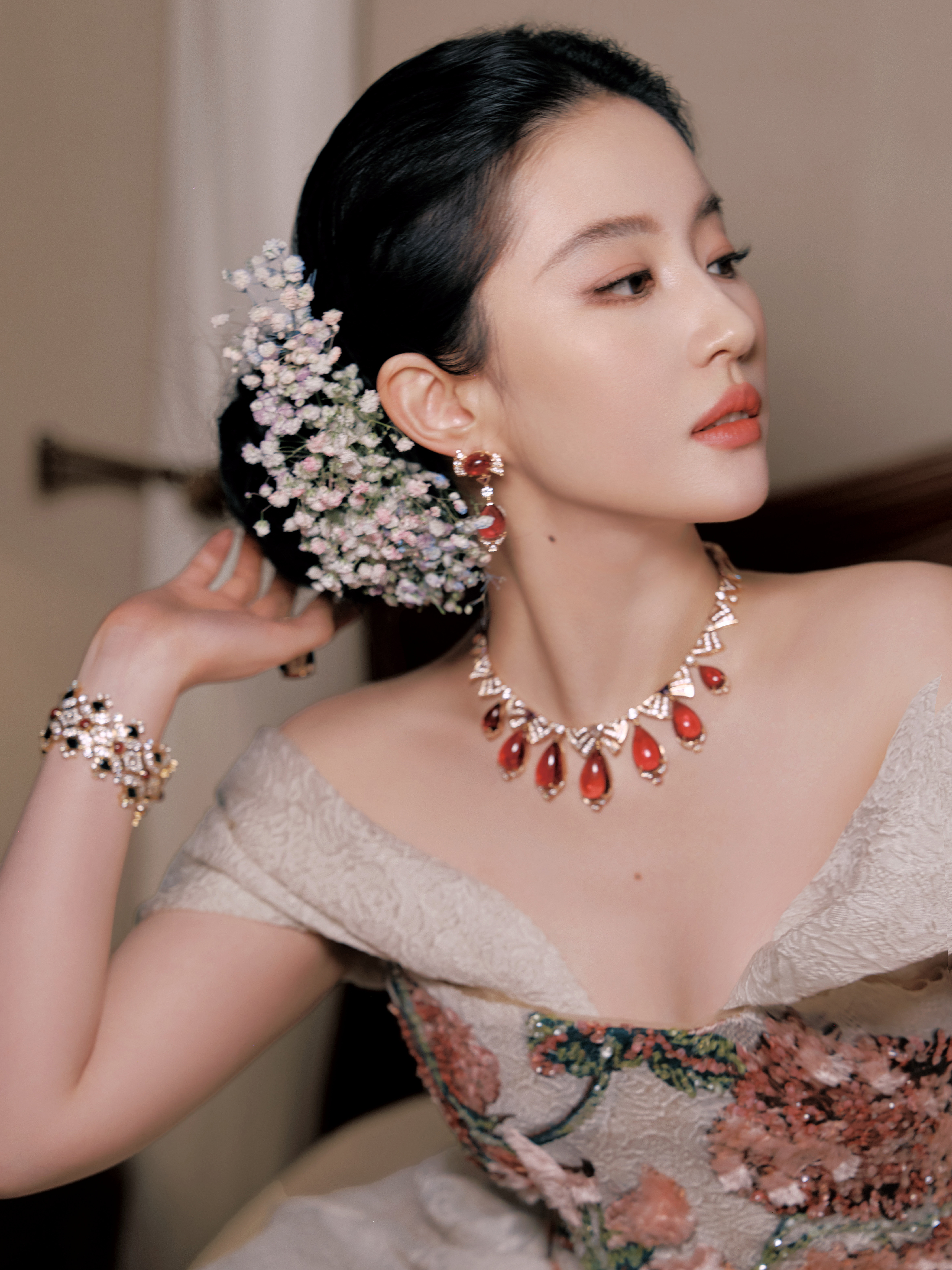 我宣布满天星即将售罄（bushi）​​​​小图以为是宝格丽新出了碎钻头饰的程度