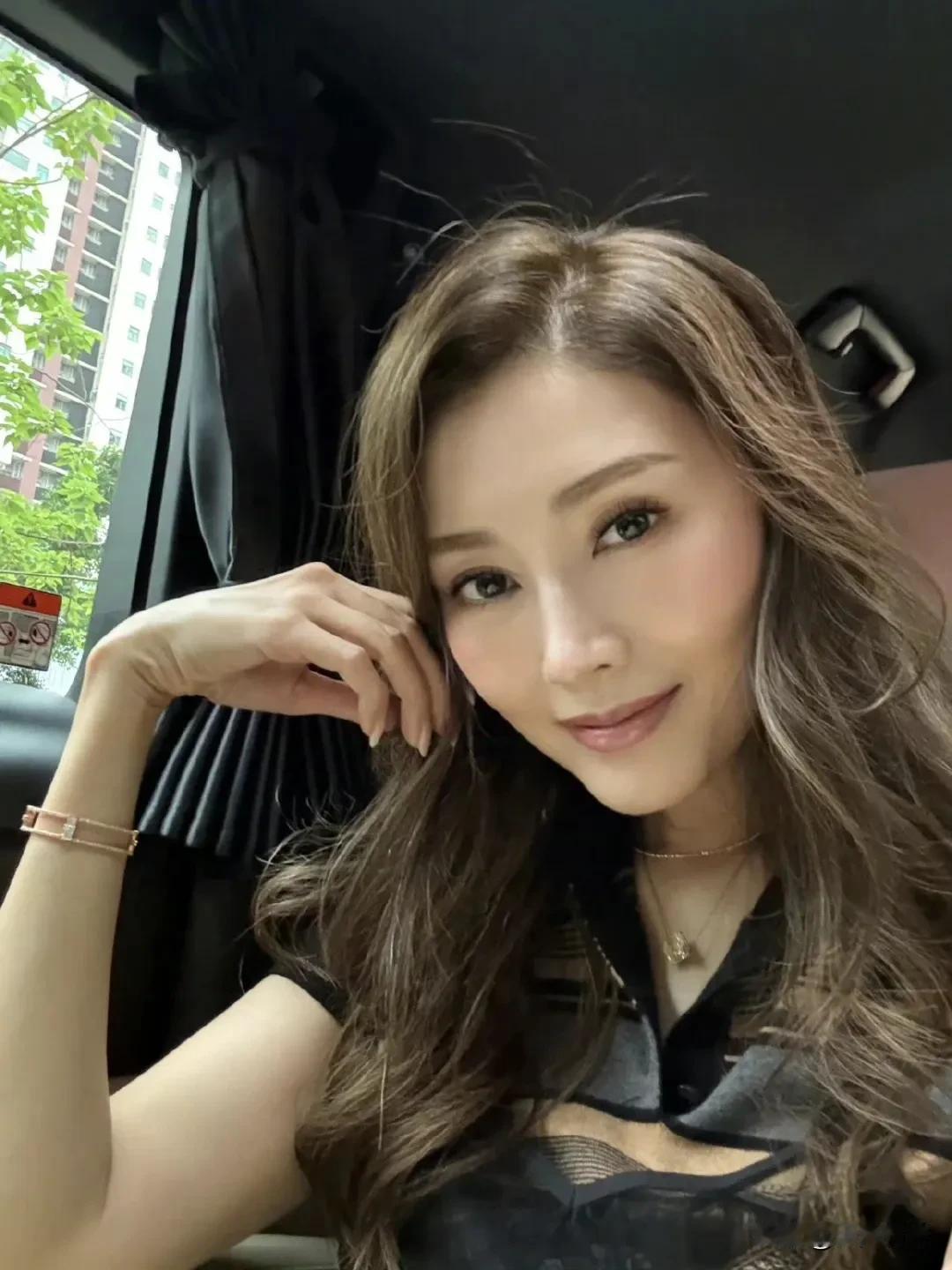 港姐李嘉欣最新照，颧骨高耸，手指干瘦如鸡爪，如图所见，她大美人风范已然到了谢幕时