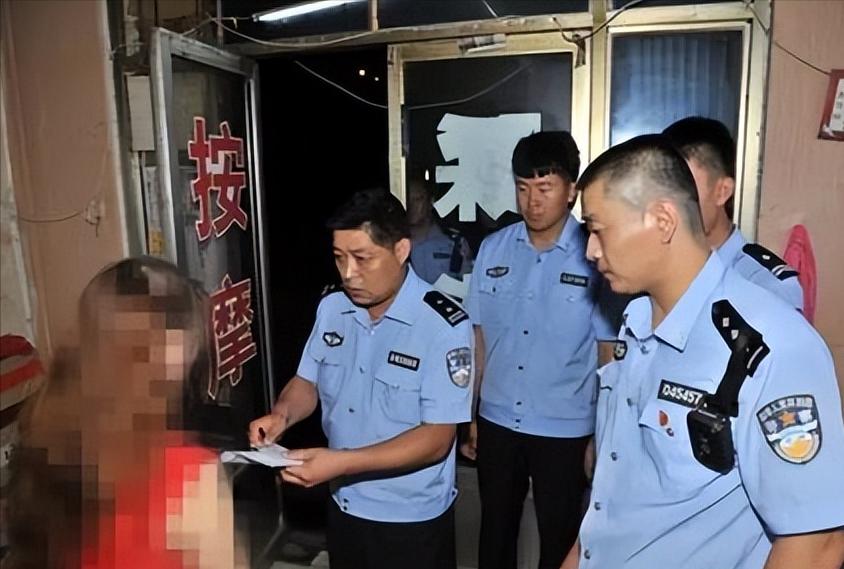 内蒙古有人夜里睡不着出门闲逛，在家附近撞见一家足疗店，进店一看店里空空荡荡，根本