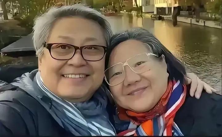 洪晃与第四任丈夫杨小平出游时的一张合影，杨小平只有高中学历，干过很多行业，搞室内