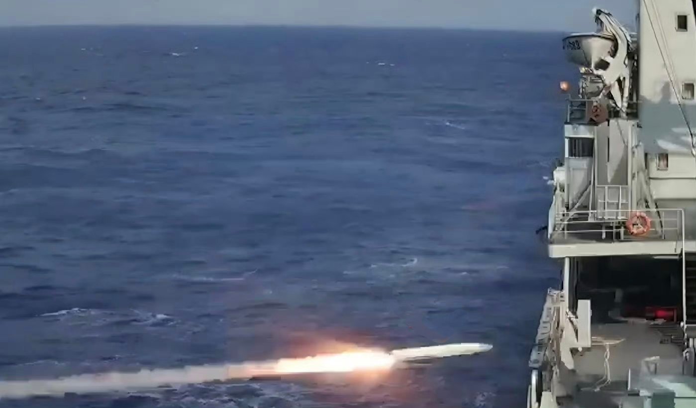 海军宣传片中，首见鹰击-18潜射反舰导弹击中靶船烽火问鼎计划