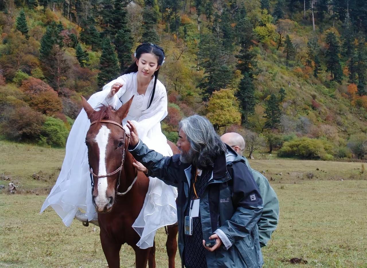 刘亦菲在《神雕侠侣》剧组时的照片，该剧于2004年11月开机，当时的刘亦菲只有1