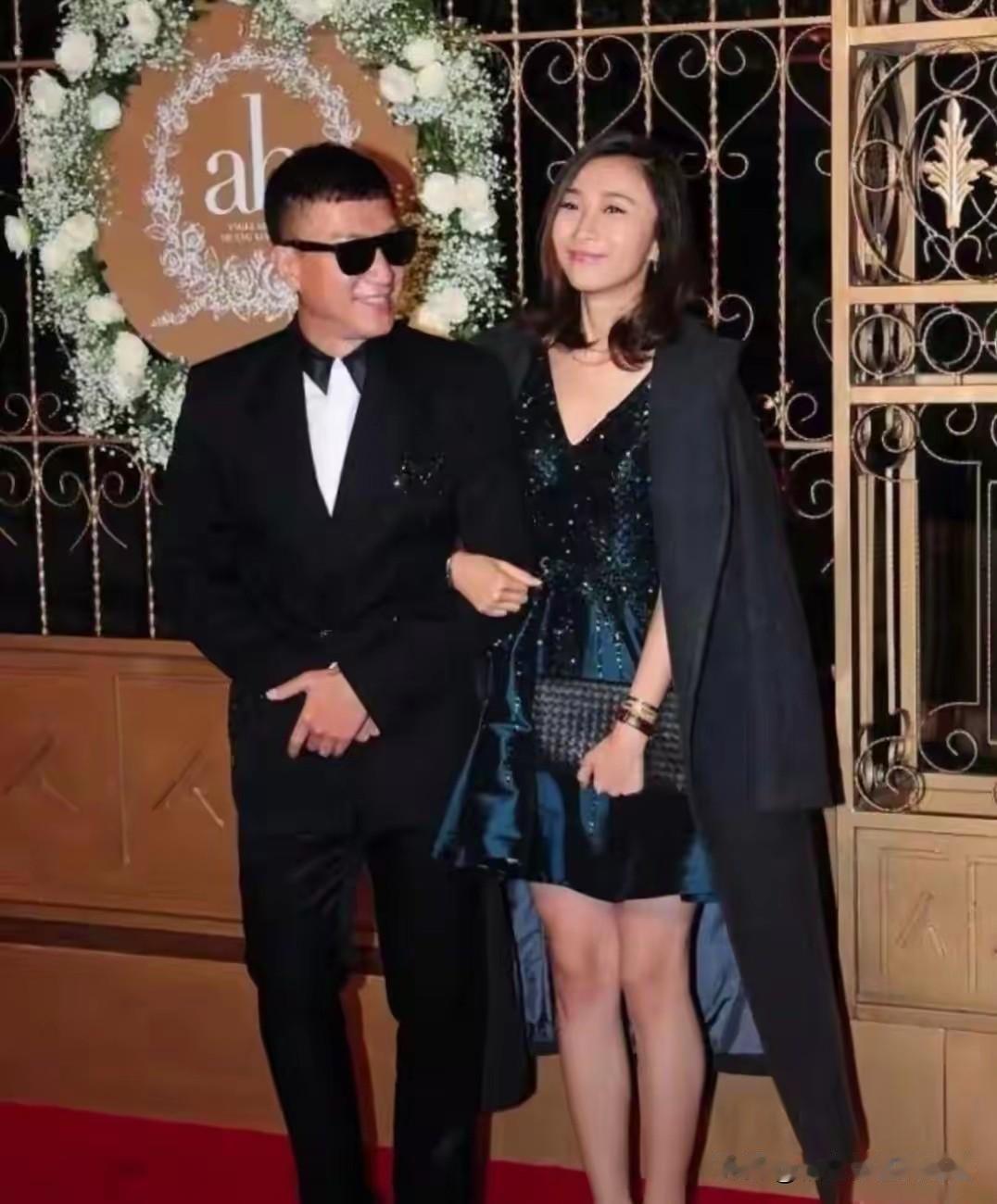 孙红雷与王俊迪相恋七年，2014年10月1日在法国巴黎举行婚礼，婚后育有一女。