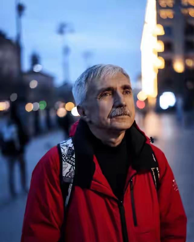 战争开打，我就支持乌克兰，被人家欺负了当然值得同情，都说乌克兰投降了，土地换和平