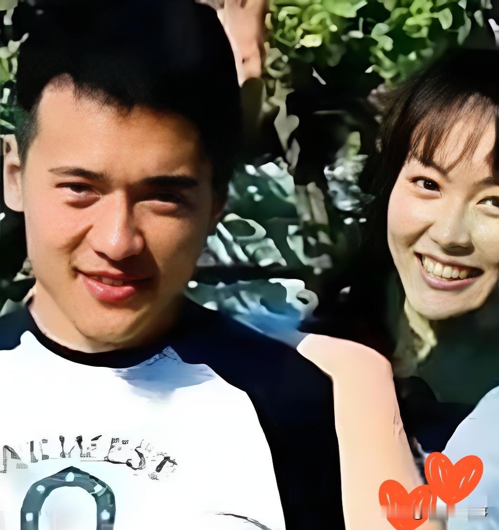 2010年，身价5000万的唐嫣和高云翔同居三年，高云翔再次求婚："糖糖，这是我