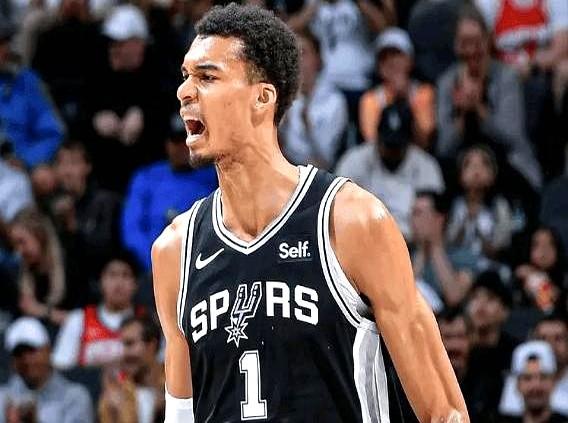 卧底现形！巴恩斯最后两分钟致命三连送大礼，勇士惊险逆转马刺